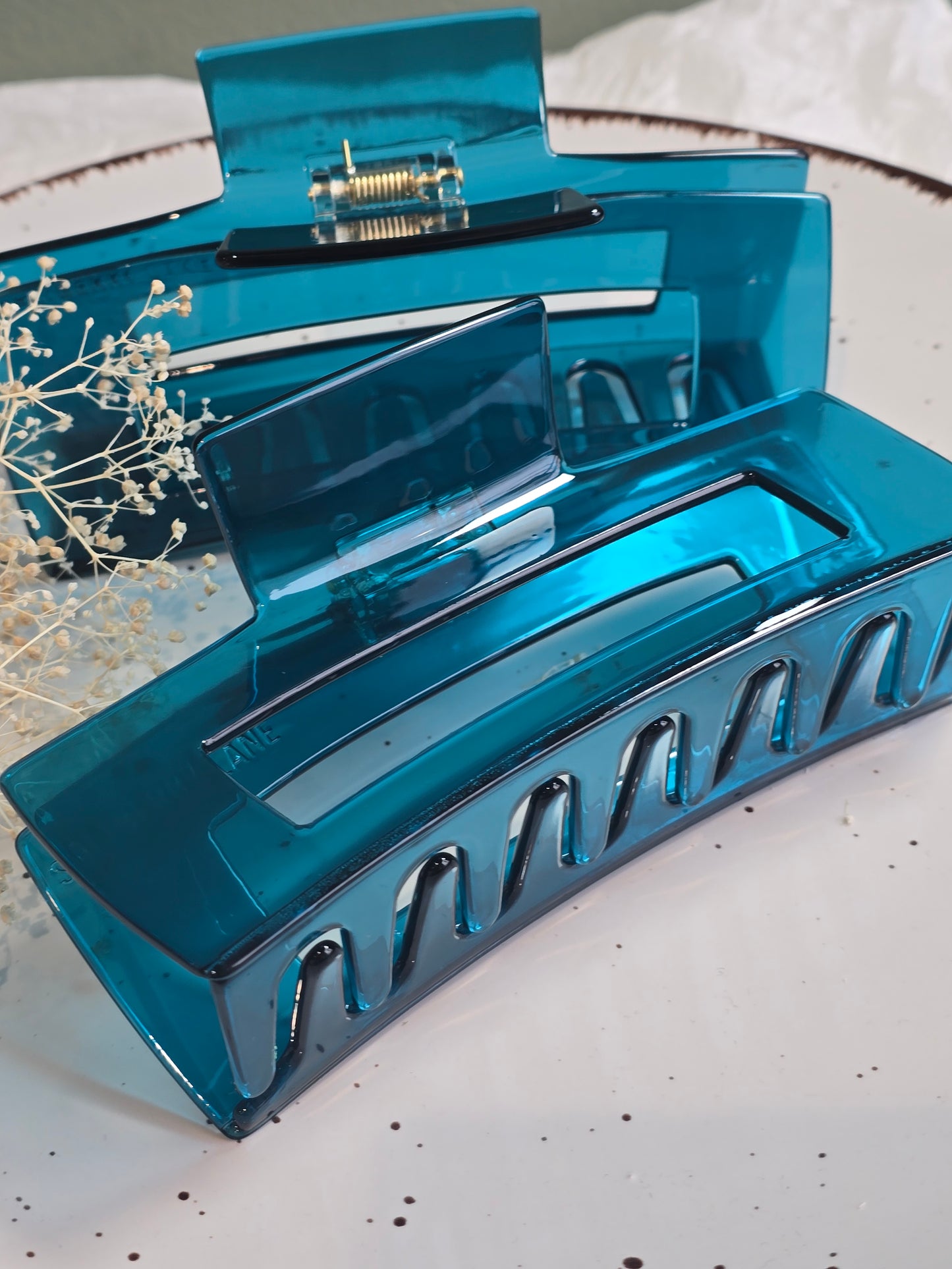Glänzende Haarspange in kräftigem Petrolblau von Saltberry Lane – stylisches Hair Accessory mit starkem Halt für Alltag und Statement-Looks