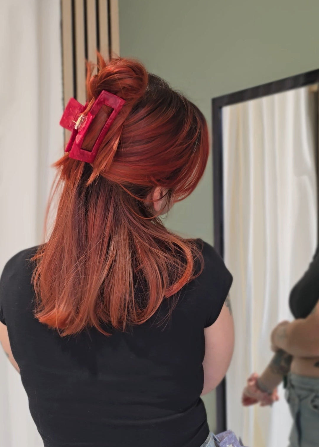 Mittlere Haarspange „Glühberry Medium“ in tiefem Rot von Saltberry Lane – klassisch, auffällig und perfekt für deinen Winter-Glow.