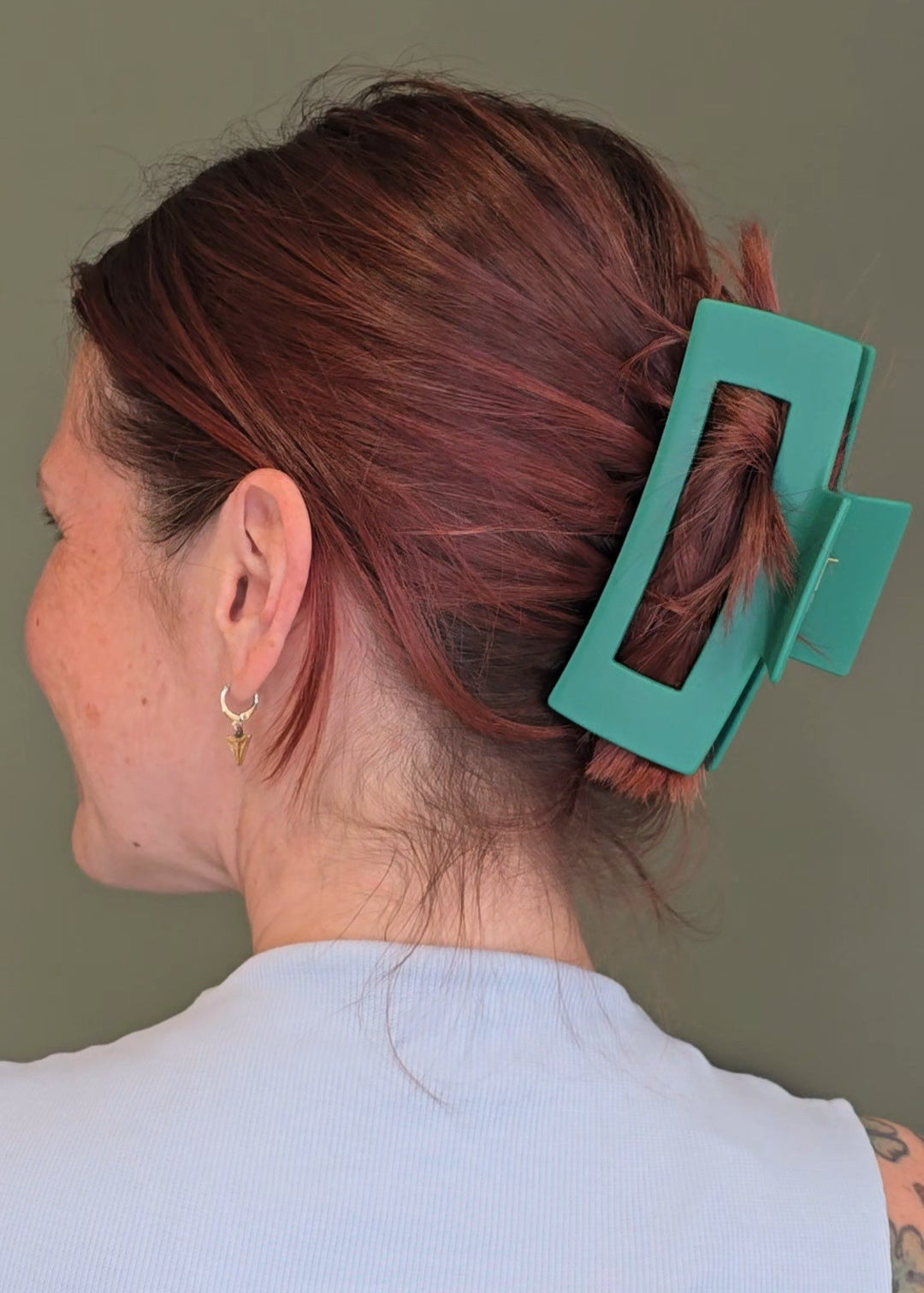 Große, matte Haarklammer in eckiger Form – Square Big Clip von Saltberry Lane in Veridian Green, minimalistisches Haaraccessoire für starken Halt