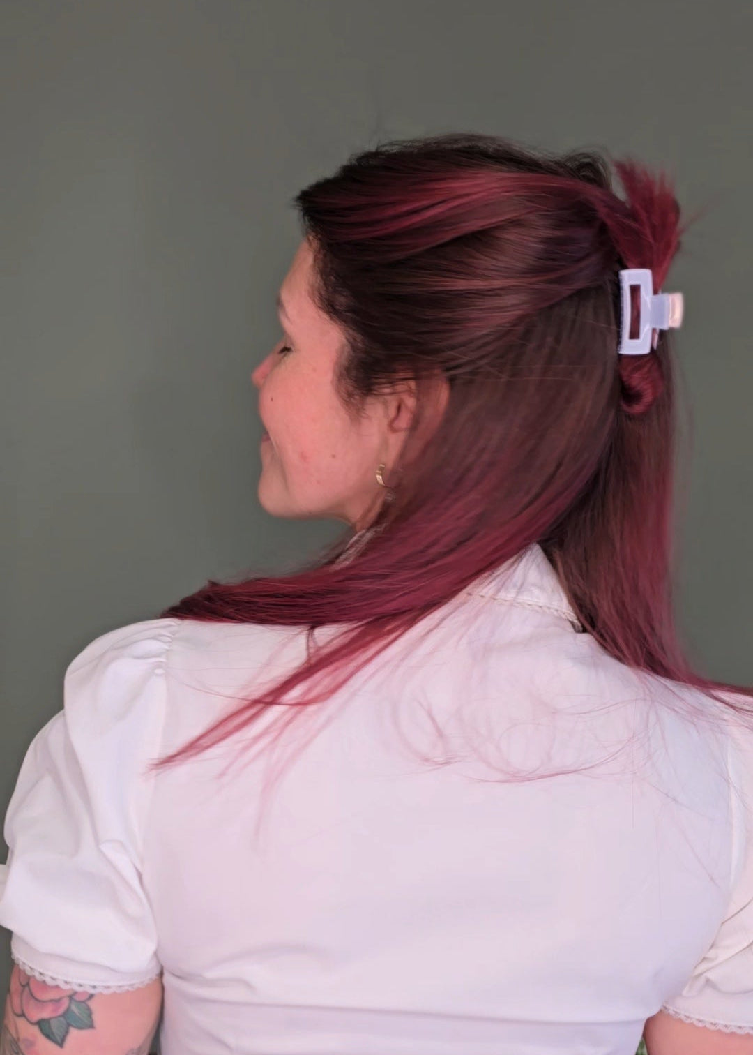 Mini-Haarklammer Frosted Rose von Saltberry Lane – zarte Claw in Rosé-Blau mit glänzendem Finish, ideal für feines Haar und elegante Alltagsfrisuren