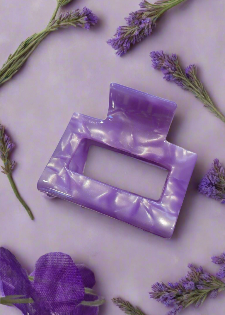 Zwei lila Haarklammern im marmorierten Design und ein Scrunchie aus Waffelstoff, flach arrangiert mit Lavendelblüten – Haaraccessoire-Set von Saltberry Lane für stilvolle Alltagslooks.