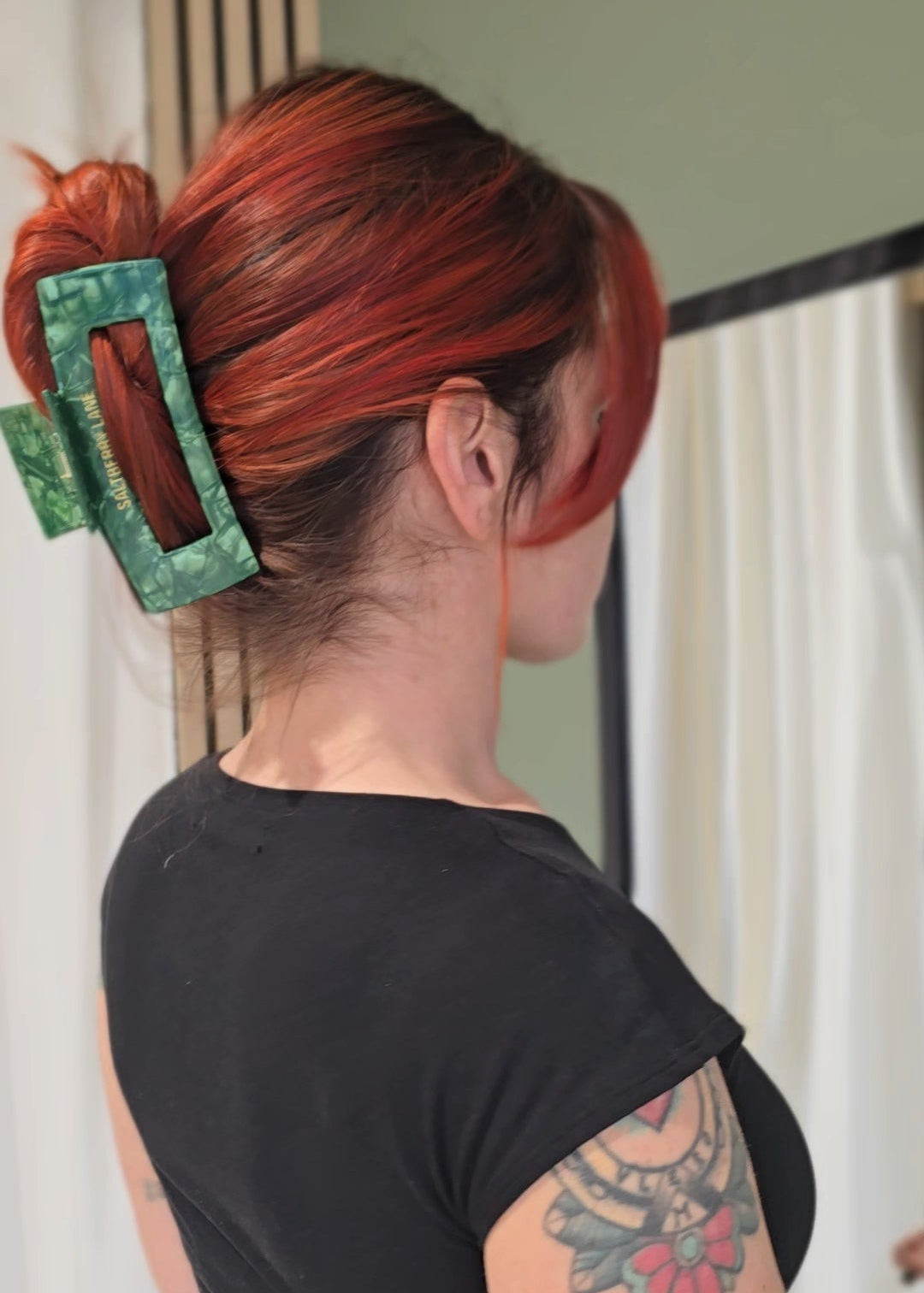 GroĂe Haarspange âMoss Boss Bigâ von Saltberry Lane in sattem MoosgrĂŒn â das perfekte Statement-Piece fĂŒr volles Haar, messy Buns oder Sleek Looks mit Confidence.