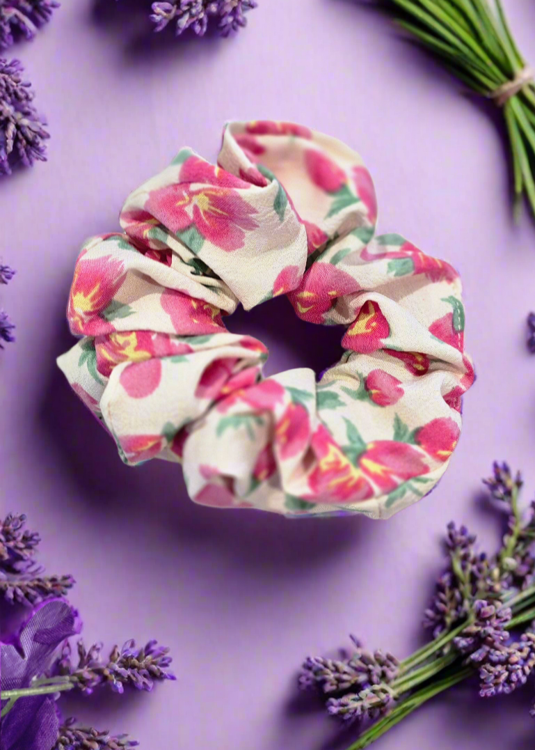Scrunchie aus leichtem Chiffon mit pinkem Blumenmuster von Saltberry Lane. Zart im Look, frech in der Ausstrahlung – für wilde Zöpfe und dramatische Dutts.