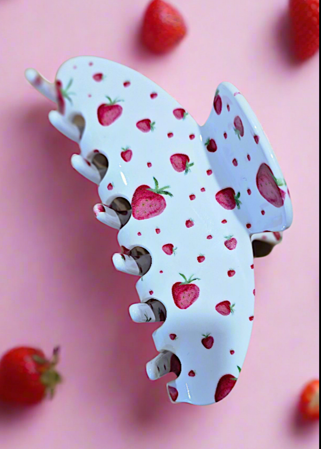 Haarklammer mit Erdbeer-Print aus der Wildflower&Berry Collection von Saltberry Lane – stylisch, verspielt und perfekt für jeden Haar-Look
