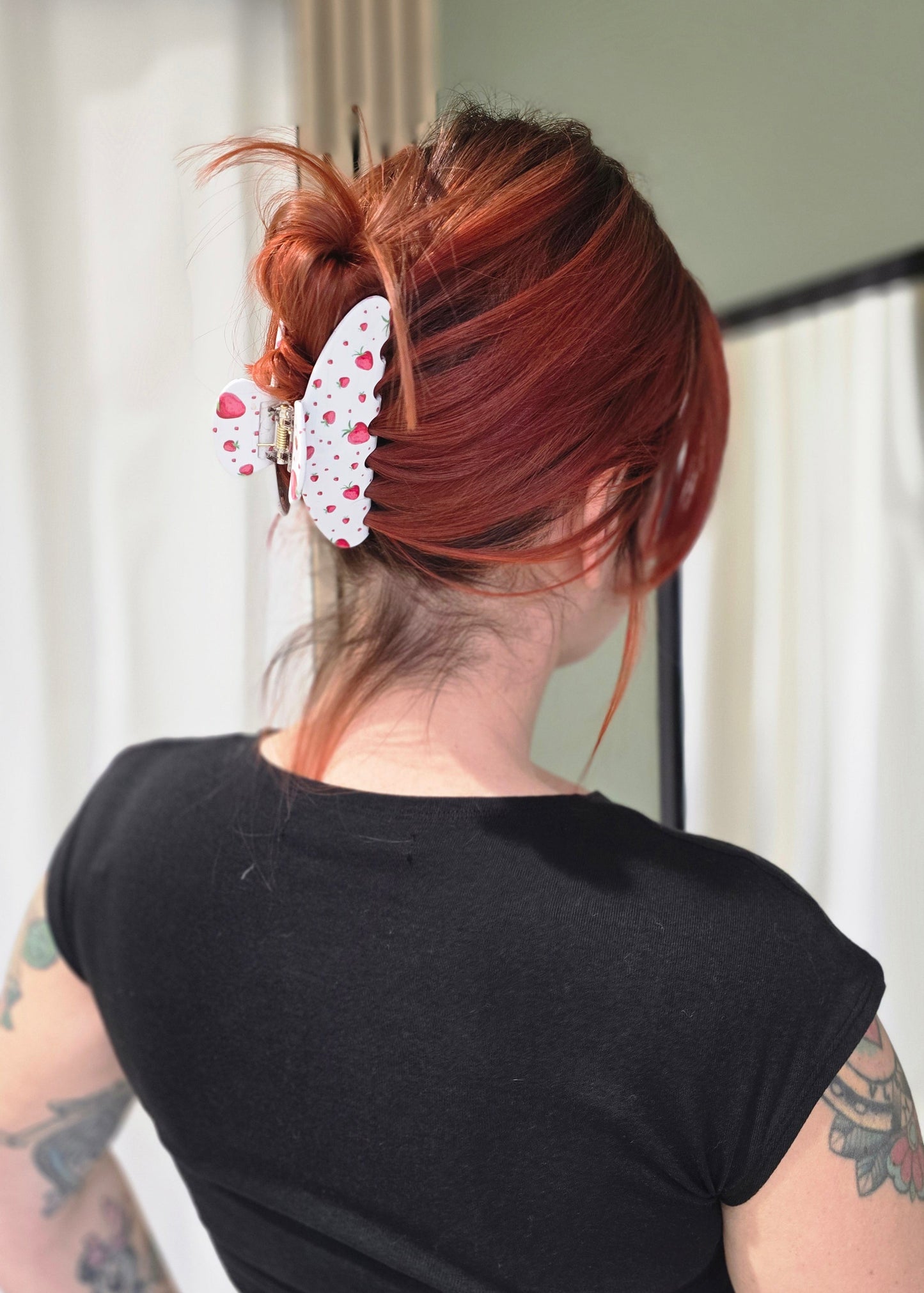 Weiße Haarspange „Squeezy Berry Signature Edition“ von Saltberry Lane – mit verspieltem Erdbeeren-Print auf zartrosa Hintergrund.
Ein echter Eyecatcher – frech, fruchtig und designed in Luxembourg 🇱🇺.