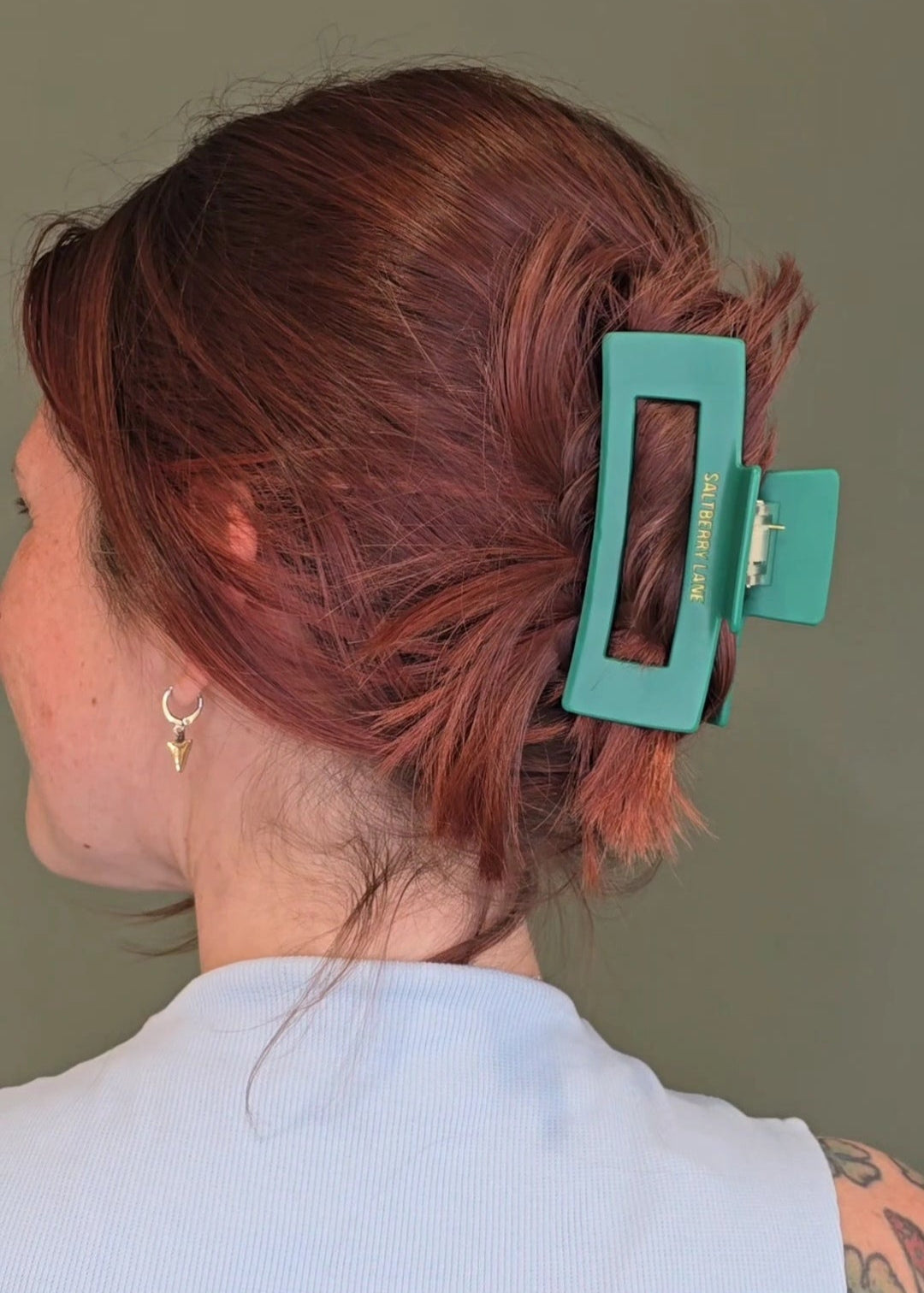 Frau trägt matte grüne Haarklammer in mittlerer Größe – Veridian Green Clip von Saltberry Lane im Haar gestylt - Styling mit Haarspange