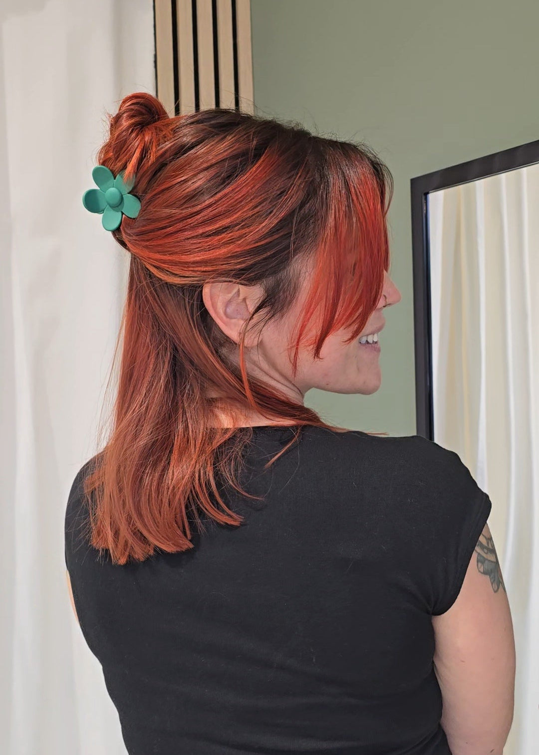 Grüne Haarspange „Veridian Green Flower“ von Saltberry Lane in matter Optik mit verspielter Blütenform – cool, dezent und trotzdem auffällig.
Designed in Luxembourg 🇱🇺.