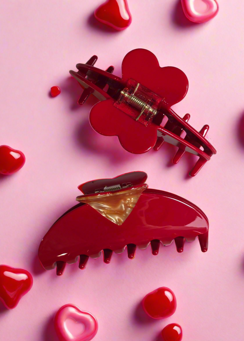 Rote Haarklammer mit glänzendem Herz von Saltberry Lane – stylisches Accessoire mit marmoriertem Herz-Detail und starkem Halt für besondere Looks