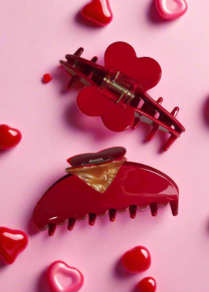 Rote Haarklammer mit glänzendem Herz von Saltberry Lane – stylisches Accessoire mit marmoriertem Herz-Detail und starkem Halt für besondere Looks