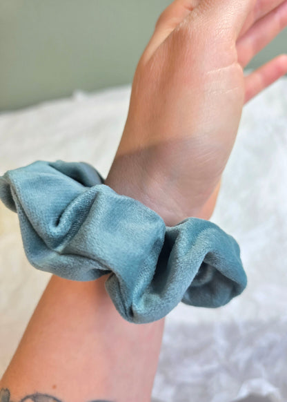 Velvet Scrunchie in mattem Dusty Blue – lässiges Haaraccessoire für elegante und entspannte Styles.