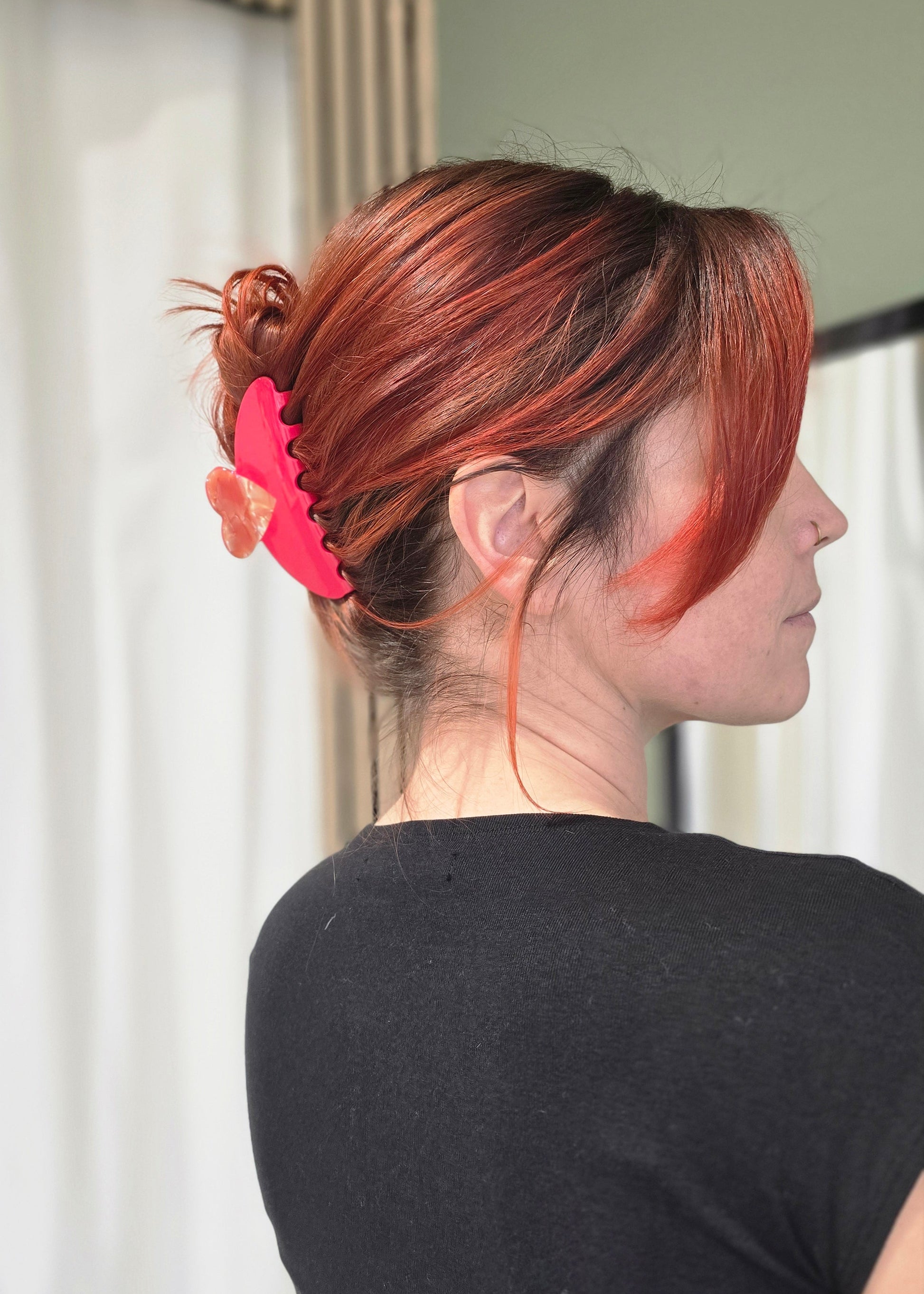 Rote Haarspange „Endless Love“ von Saltberry Lane mit goldenem Herz-Detail – glänzend, verspielt und das perfekte Accessoire für alle, die Drama und Glam lieben.
Limited Edition & designed in Luxembourg 🇱🇺.