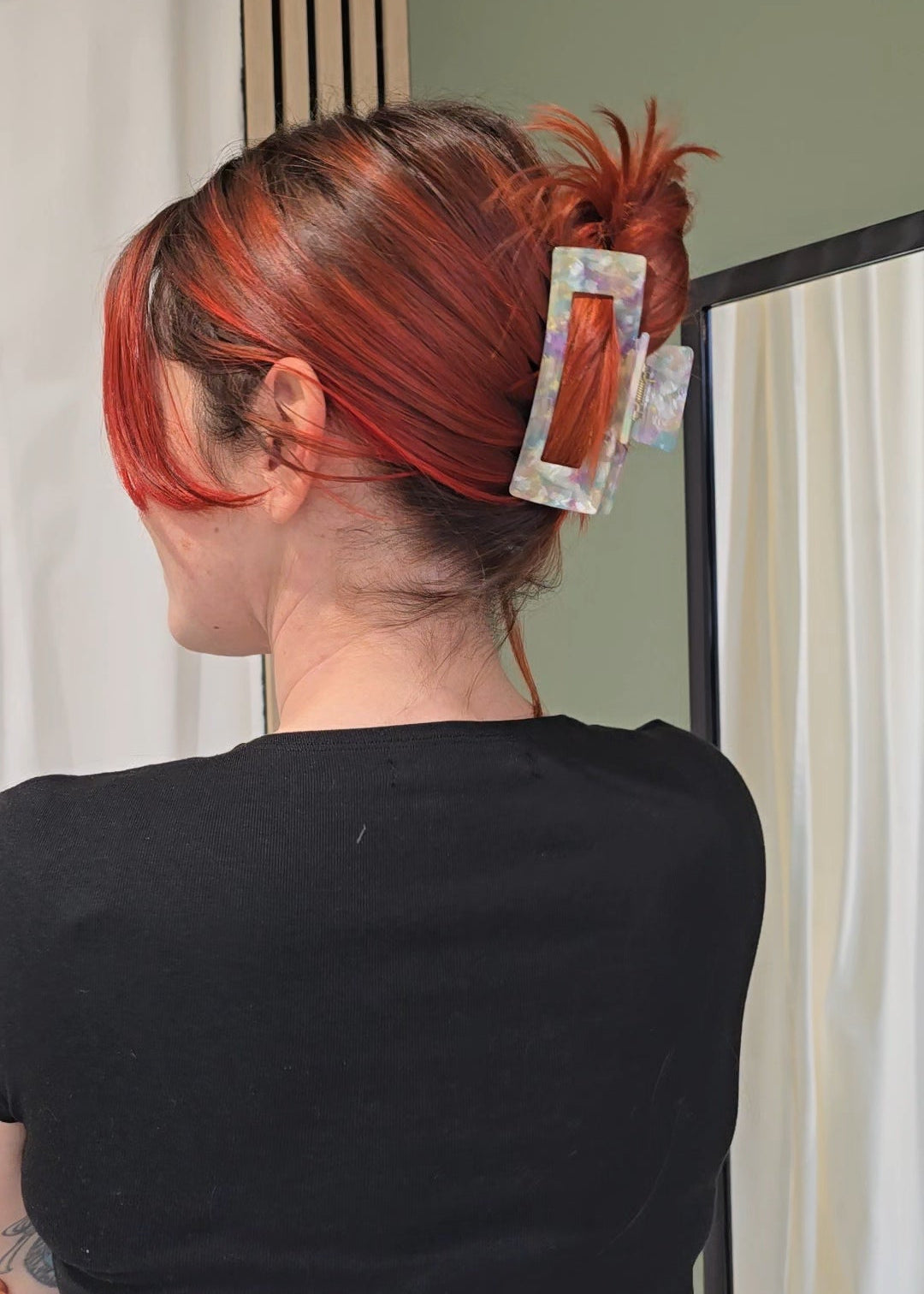 Mittlere Haarspange „Fairy Bloom Medium“ von Saltberry Lane – schimmernde Mischung aus Lila, Blau und Elfenbein, im sanften Licht fotografiert.
Elegant, verspielt und designed in Luxembourg 🇱🇺.