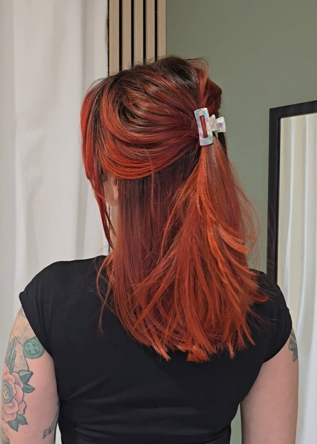 Kleine Haarspange „Fairy Bloom Mini“ von Saltberry Lane – zart schimmernde Farben in Pastelllila, Blau und Creme.
Ein Hauch Magie für jeden Alltagslook – designed in Luxembourg 🇱🇺.