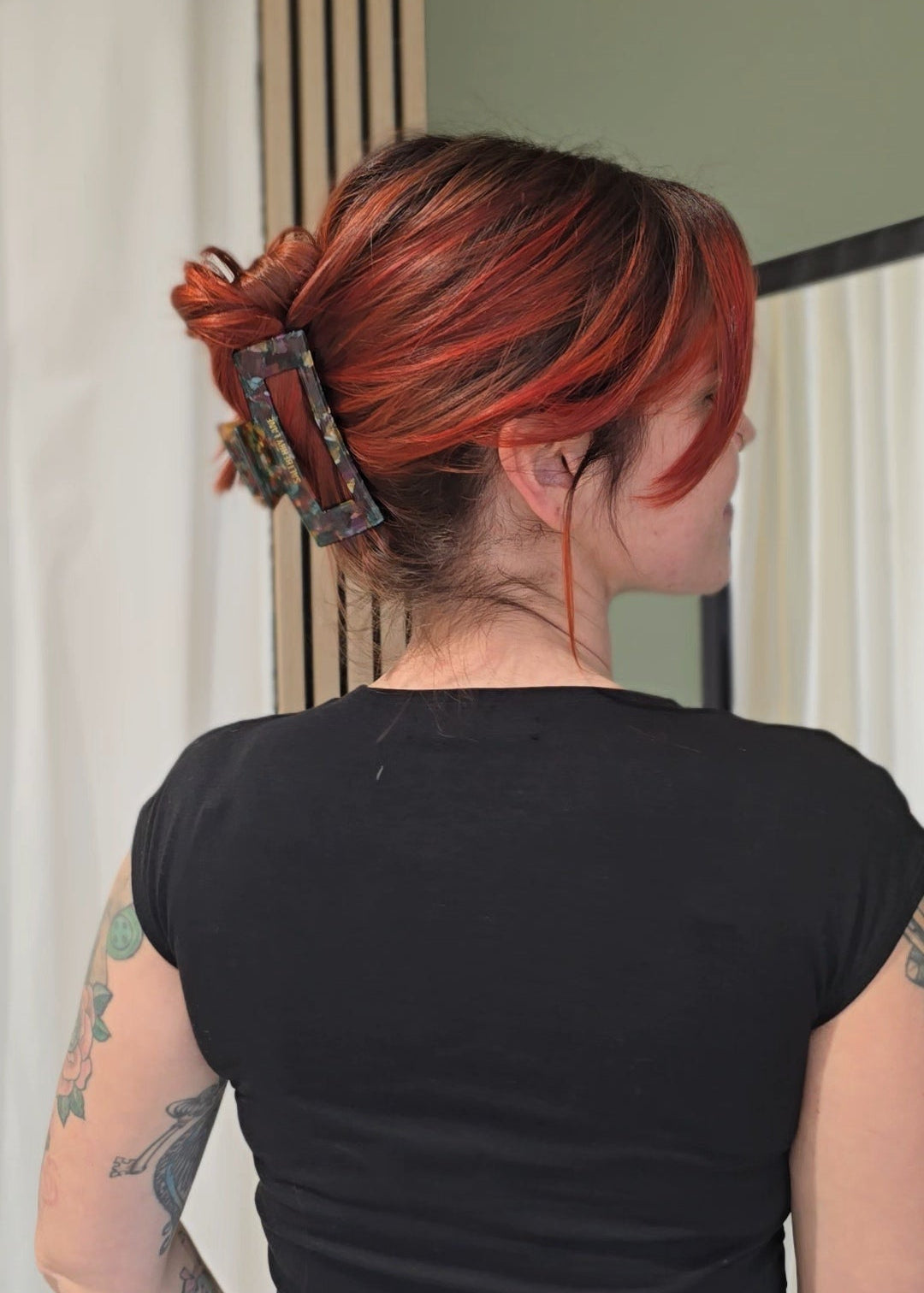 Mittlere Haarspange „Forest Freakout Medium“ von Saltberry Lane – glänzende Waldfarben in Grün, Rot und Braun, fotografiert auf Moosboden, perfekt für bold hair days.