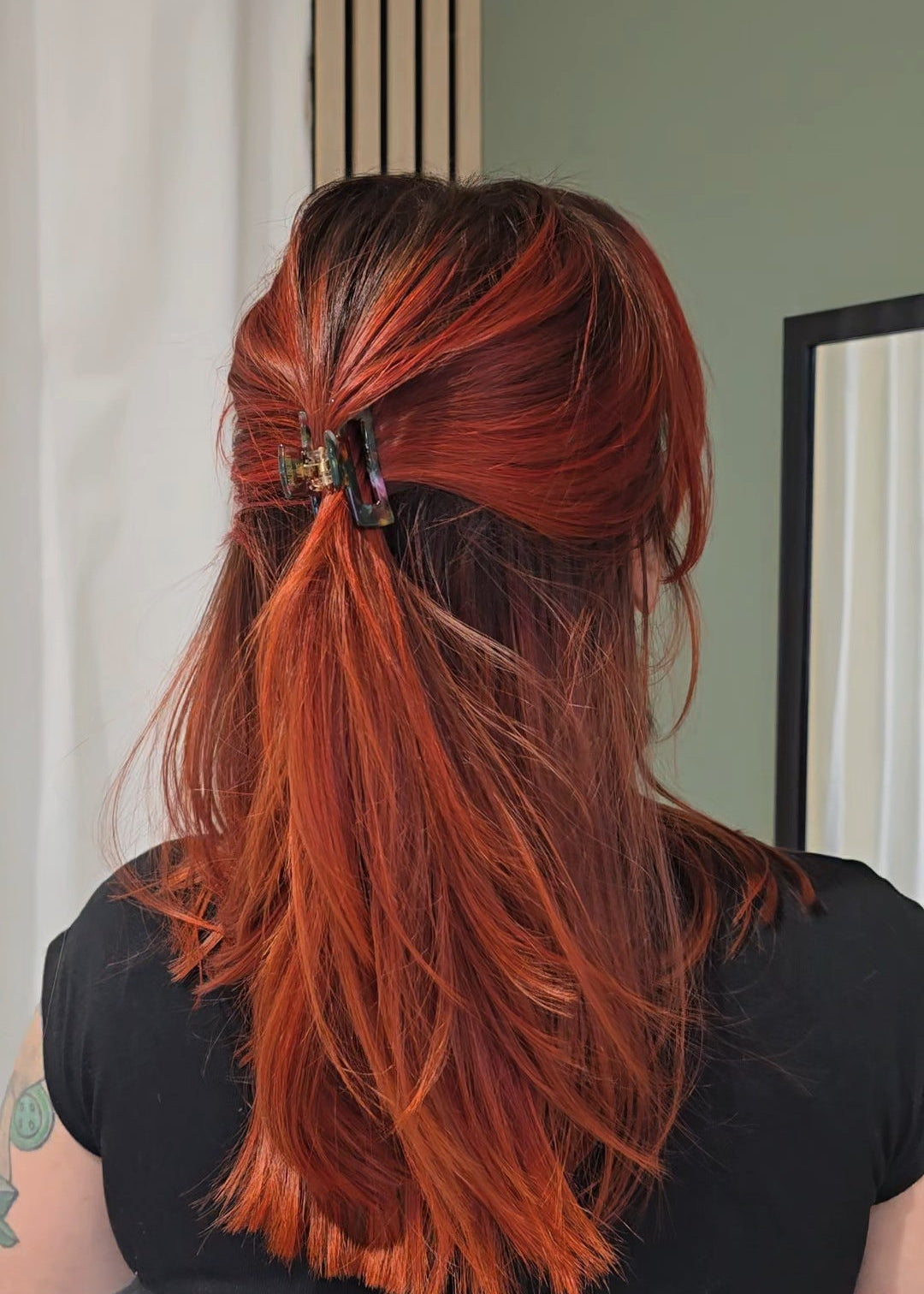 Kleine Haarspange „Forest Freakout Mini“ von Saltberry Lane – marmoriertes Waldmuster in Braun-, Grün- und Beerentönen, inspiriert vom Herbstwald.