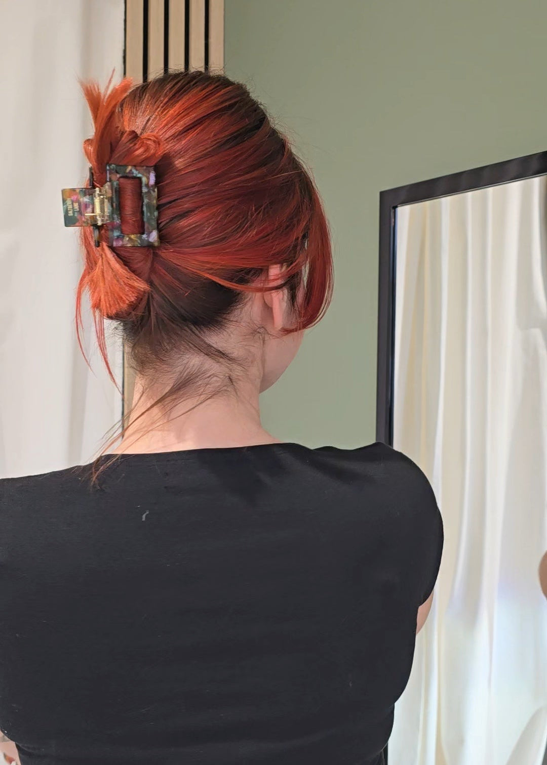 Person trägt die kleine Haarspange „Forest Freakout Small“ von Saltberry Lane – warme, herbstliche Farben zwischen Moos, Blättern und dunklem Glam.