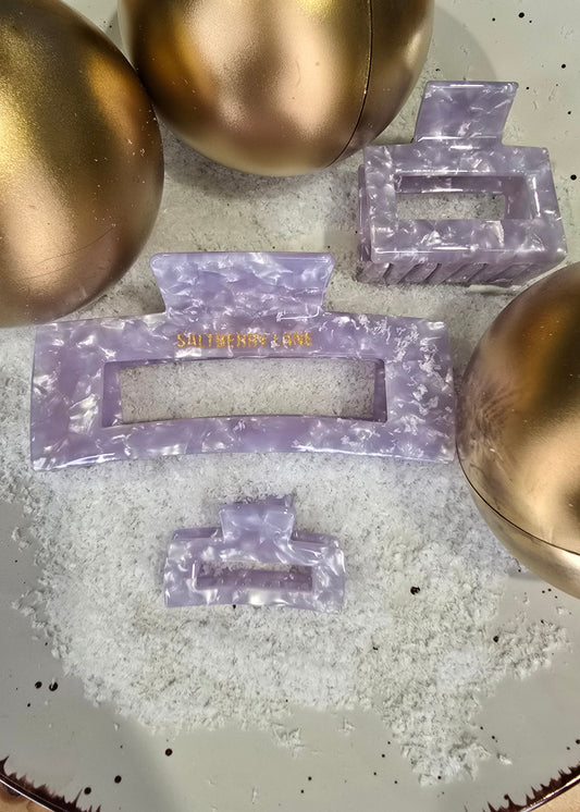 Haarspange in kühlem Eisblau „Frostbite“ von Saltberry Lane – inspiriert von Frost, Winterglanz und einer Portion Attitude.