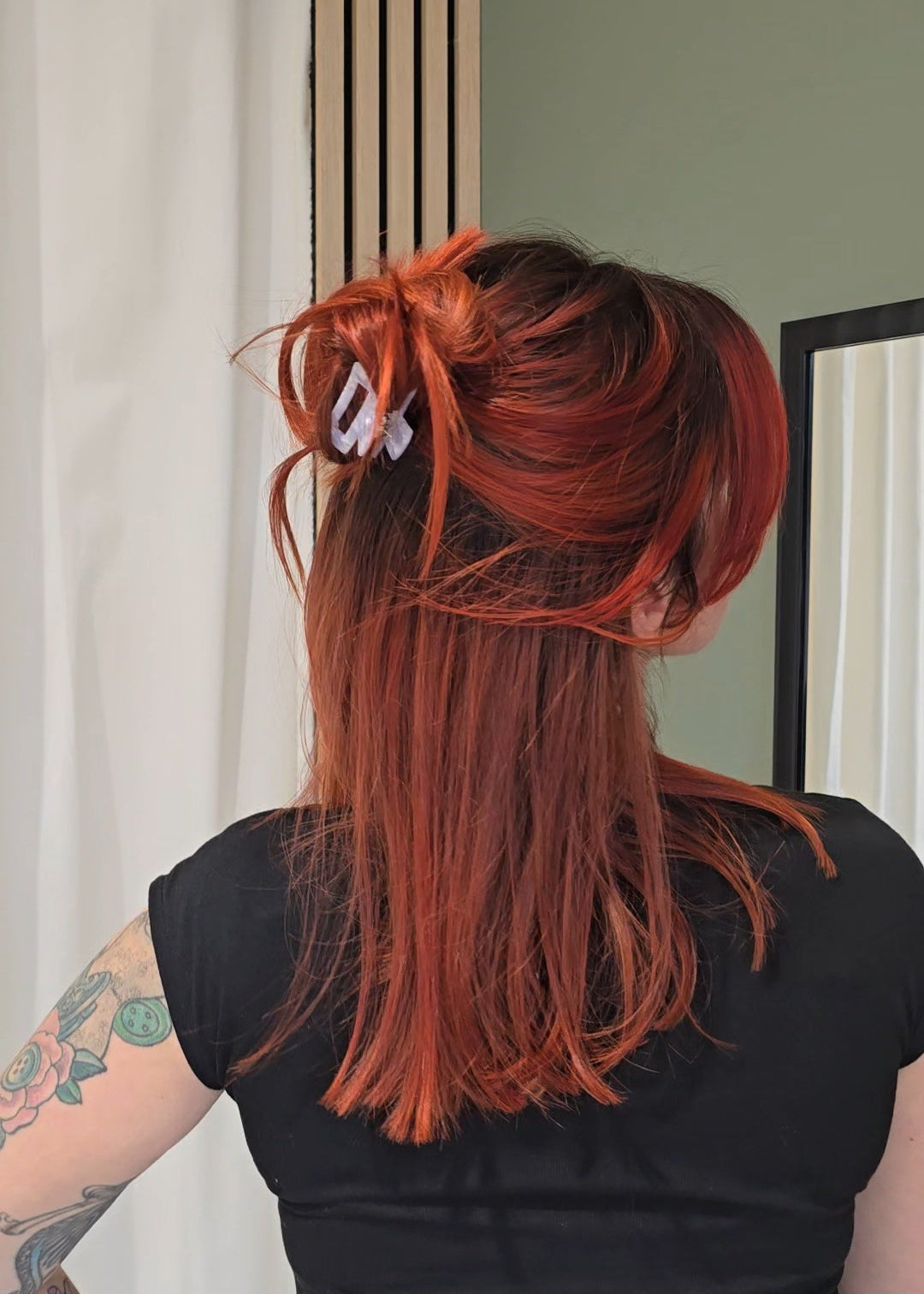 Kleine eisblaue Haarspange „Frostbite Mini“ von Saltberry Lane – dezenter Winter-Glow für lässige Hairstyles.