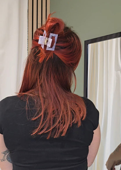 Person trägt die eisblaue Haarspange „Frostbite Small“ von Saltberry Lane – stylischer Alltagslook mit frostigem Glam-Finish