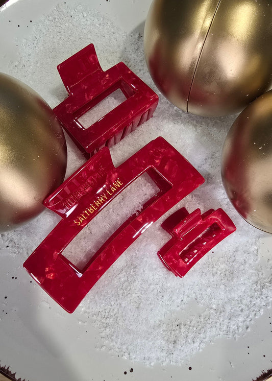 Rote Haarspange in der festlichen Winterfarbe „Glühberry Red“ von Saltberry Lane – inspiriert von Glühwein, warmem Glanz und Weihnachtsstimmung.