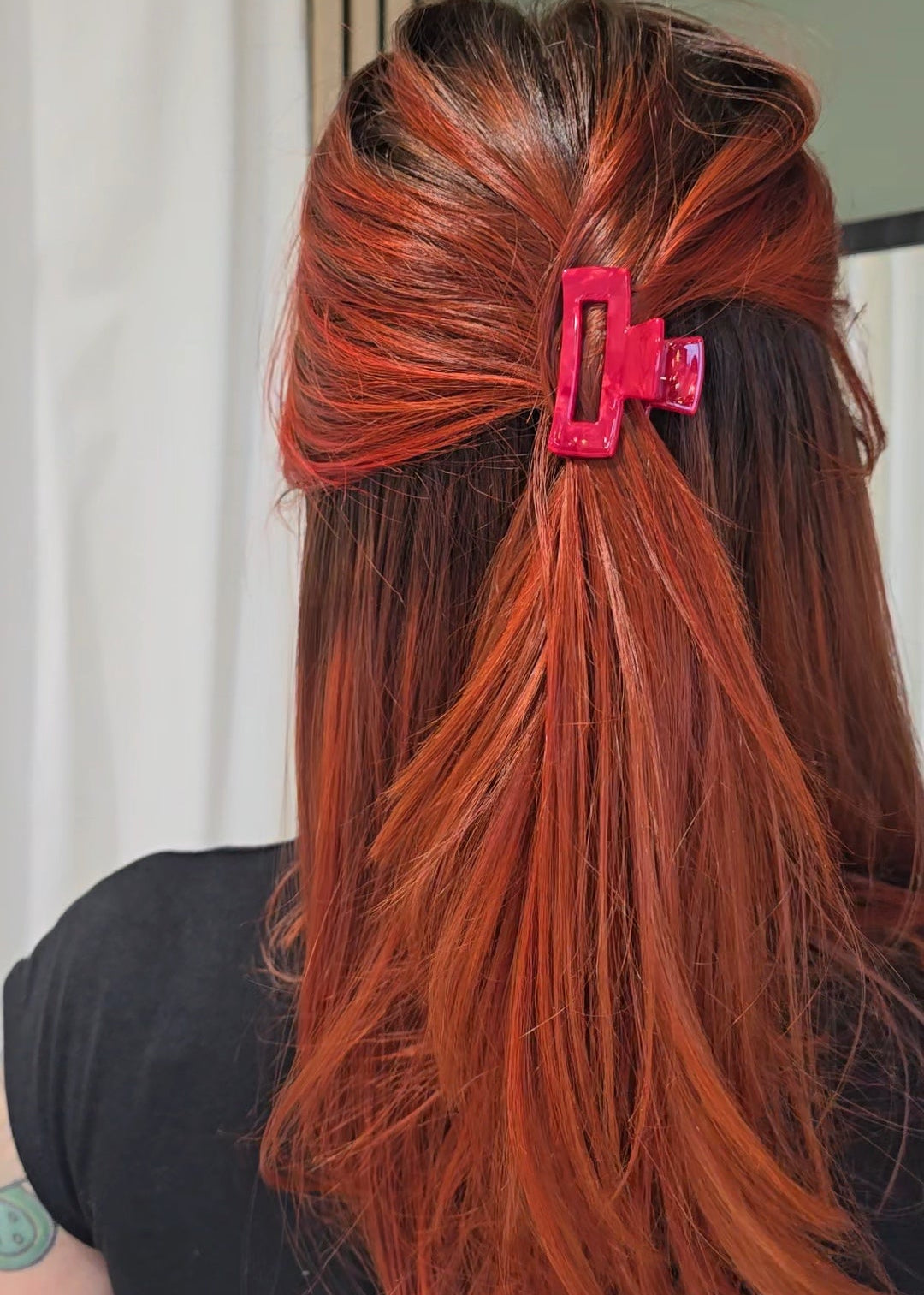 Kleine rote Haarspange „Glühberry Mini“ von Saltberry Lane – leuchtendes Cherry-Rot für süß-freche Winterlooks.