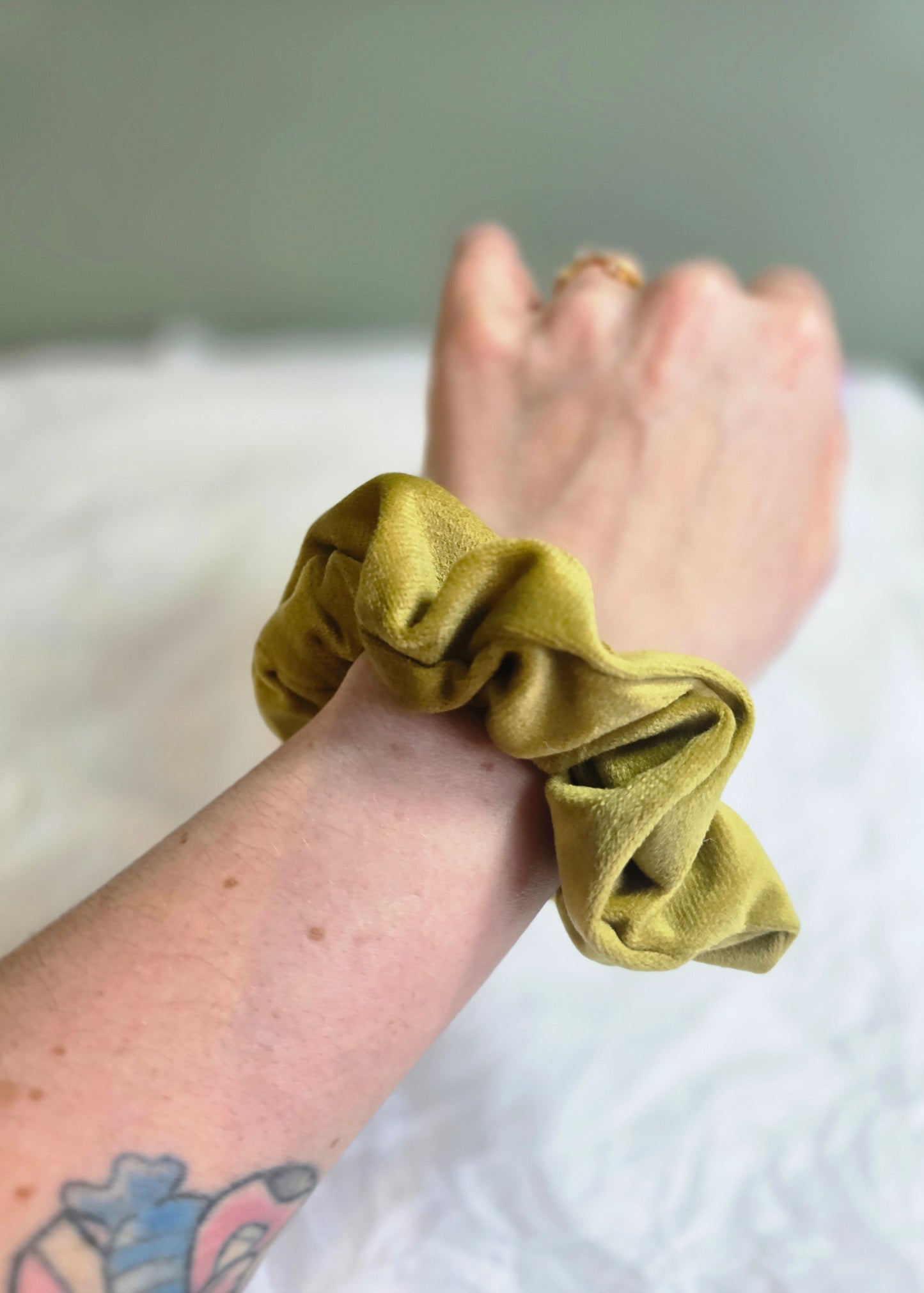 Samtiger Scrunchie in Golden Olive – grün-goldener Look für stylische Hair-Days mit extra Charakter.