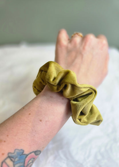 Samtiger Scrunchie in Golden Olive – grün-goldener Look für stylische Hair-Days mit extra Charakter.