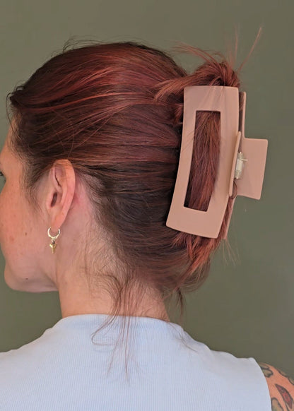 Haarklammer in modernem Braunton – perfekte Haarspange für Büro, Freizeit oder unterwegs