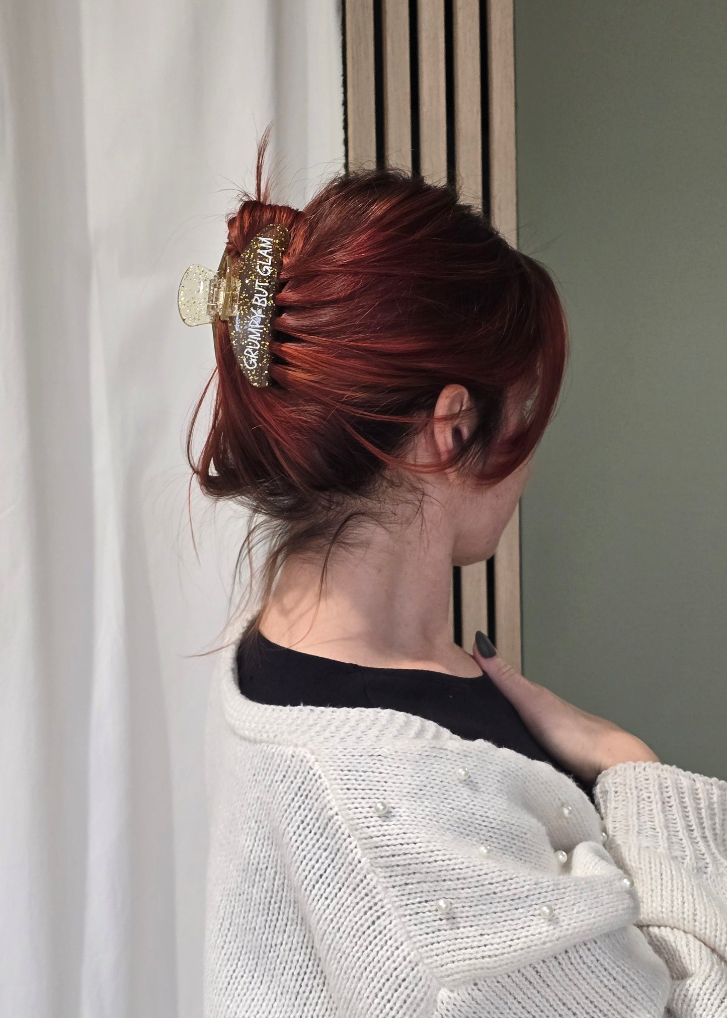 Person trägt die gold-glitzernde Haarspange „Grumpy but Glam“ von Saltberry Lane – eleganter Winterlook mit einem frech-glamourösen Touch.