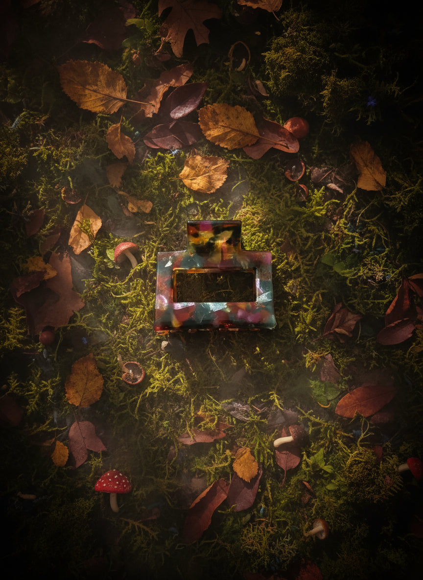 Forest Freakout Haarspange im herbstlichen Flatlay – arrangiert auf moosigem Waldboden mit Blättern und Pilzen, magischer Fairycore-Stil.