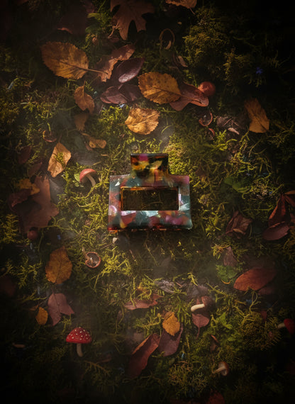 Forest Freakout Haarspange im herbstlichen Flatlay – arrangiert auf moosigem Waldboden mit Blättern und Pilzen, magischer Fairycore-Stil.