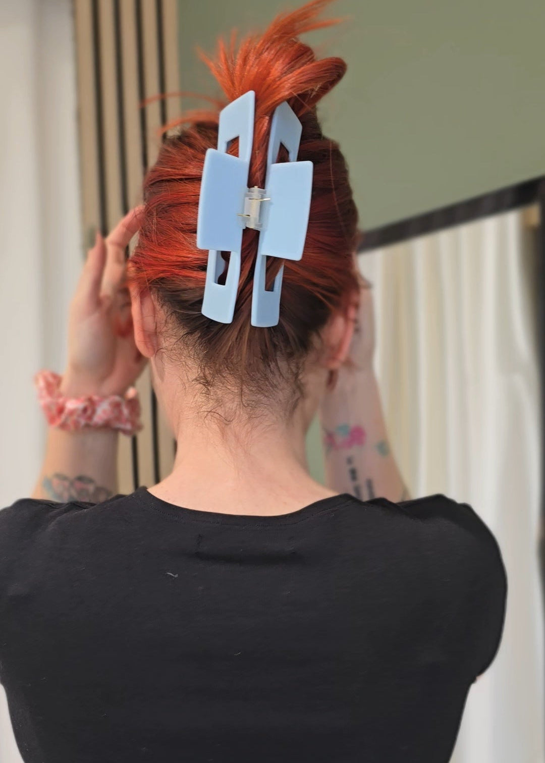 Große Haarspange „Ice Ice Baby Big“ von Saltberry Lane in mattem Himmelblau – Statement Piece für elegante oder lässige Hairstyles.
Cool, modern und designed in Luxembourg 🇱🇺.
