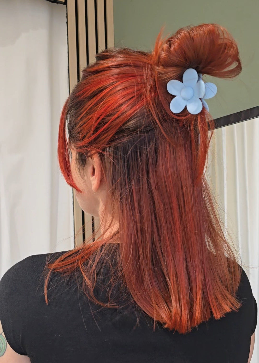 Himmelblaue Haarspange „Ice Ice Baby Flower“ von Saltberry Lane mit matter Oberfläche und verspieltem Blütendetail – stylisch, soft und designed in Luxembourg 🇱🇺