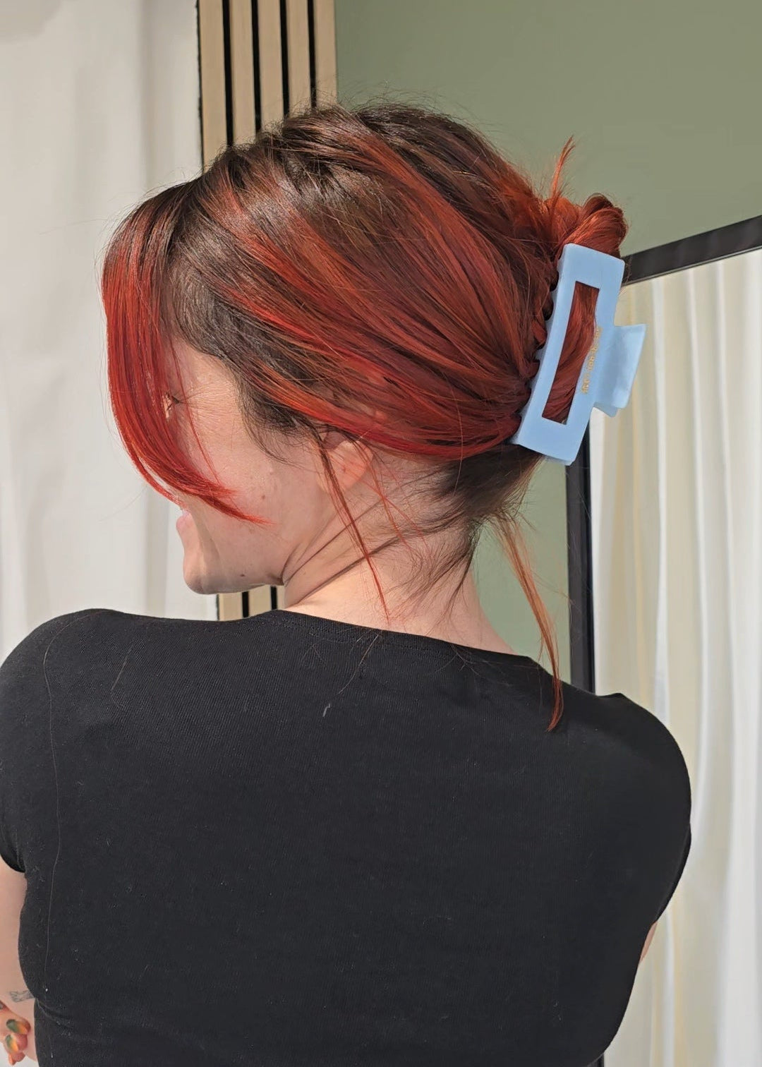 Mittlere Haarspange „Ice Ice Baby Medium“ von Saltberry Lane in mattem Hellblau – clean, cool und perfekt für minimalistische Everyday Looks.
Designed in Luxembourg 🇱🇺.