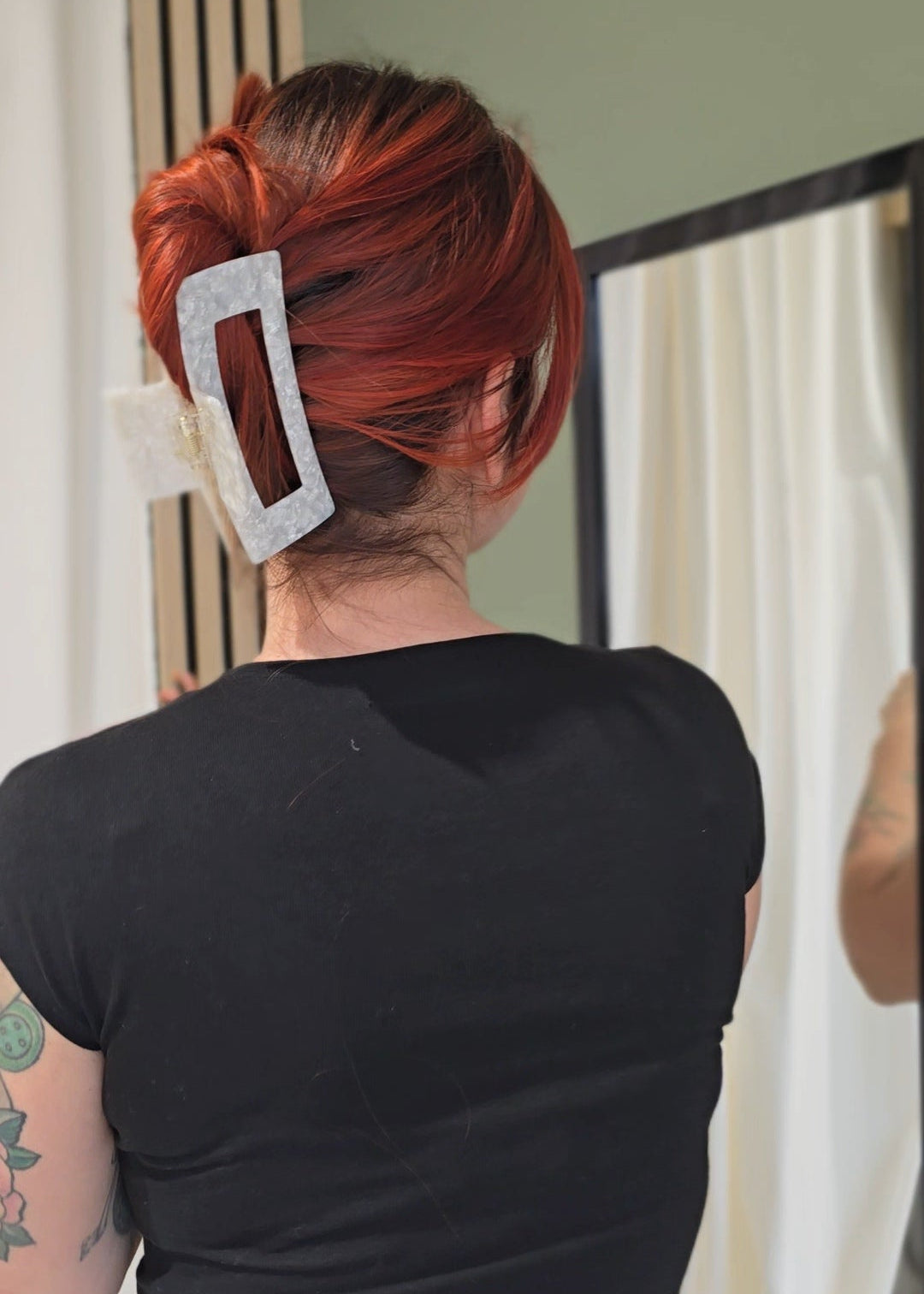 Große Haarspange „Ivory Shell Big“ von Saltberry Lane – glänzende Perlmuttstruktur, luxuriös und stilvoll.
Designed in Luxembourg 🇱🇺.