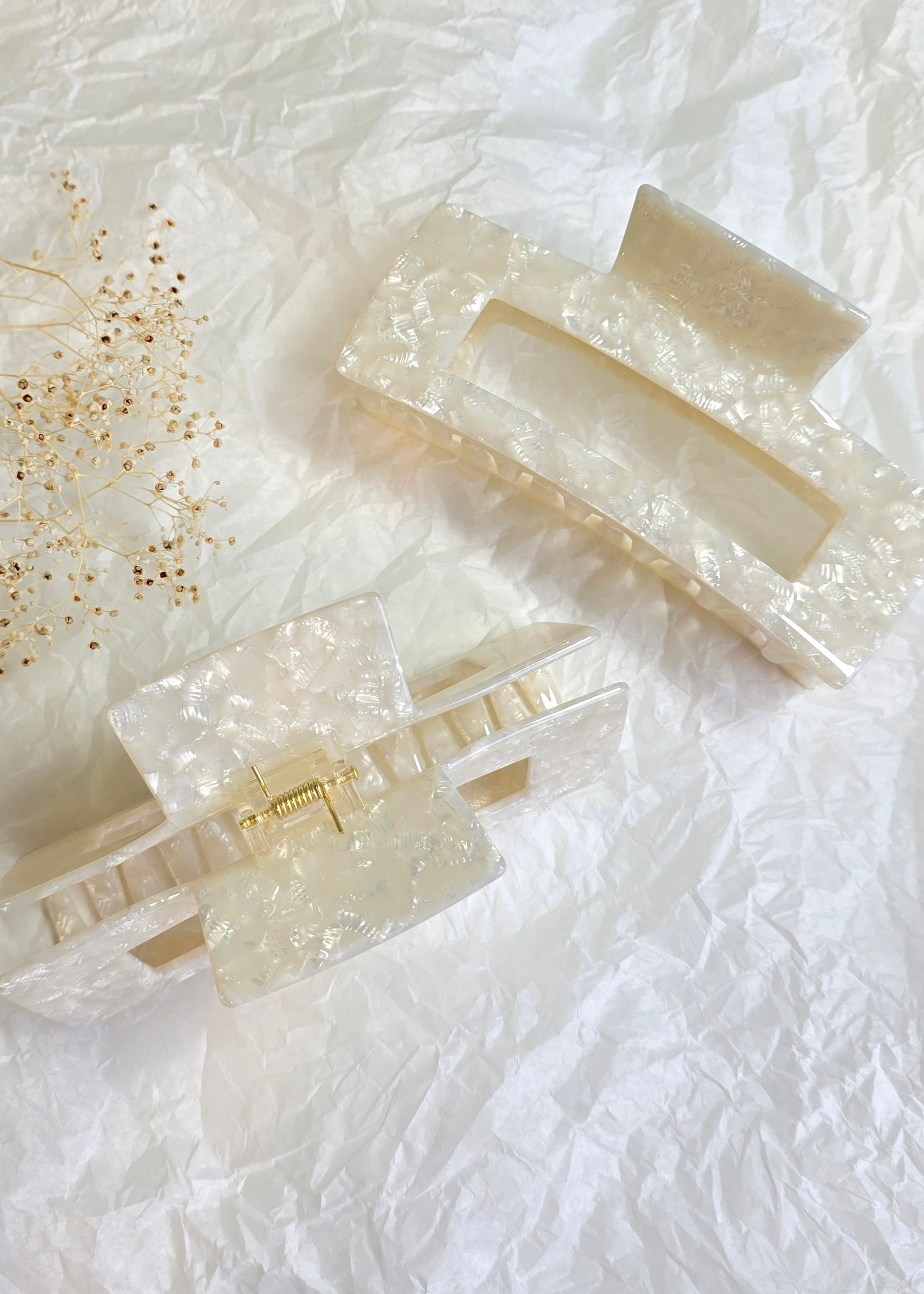 Glossy Haarklammer in Ivory von Saltberry Lane – stilvolles Haaraccessoire mit leichtem Muscheleffekt