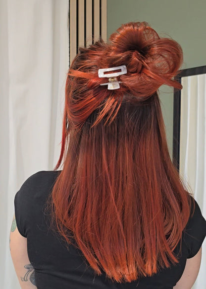 Kleine Haarspange „Ivory Shell Mini“ von Saltberry Lane in perlmuttweißer Marmoroptik – zart, elegant und ideal für Half-Up Looks.
Designed in Luxembourg 🇱🇺.