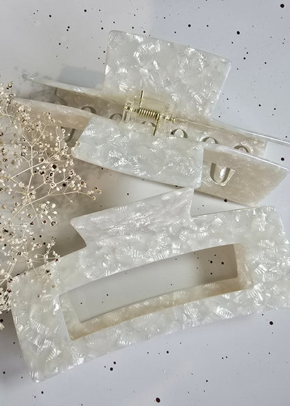 Perlmuttfarbene Haarklammer von Saltberry Lane mit marmoriertem Glanz – elegantes Accessoire für stilvolle Frisuren