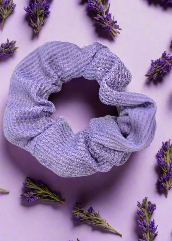 Scrunchie aus lavendelfarbenem Waffelpique mit strukturierter Oberfläche – stylisches Haaraccessoire aus Baumwollmix von Saltberry Lane.