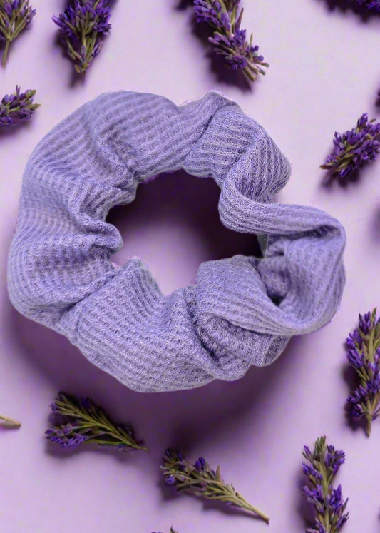 Scrunchie aus lavendelfarbenem Waffelpique mit strukturierter Oberfläche – stylisches Haaraccessoire aus Baumwollmix von Saltberry Lane.