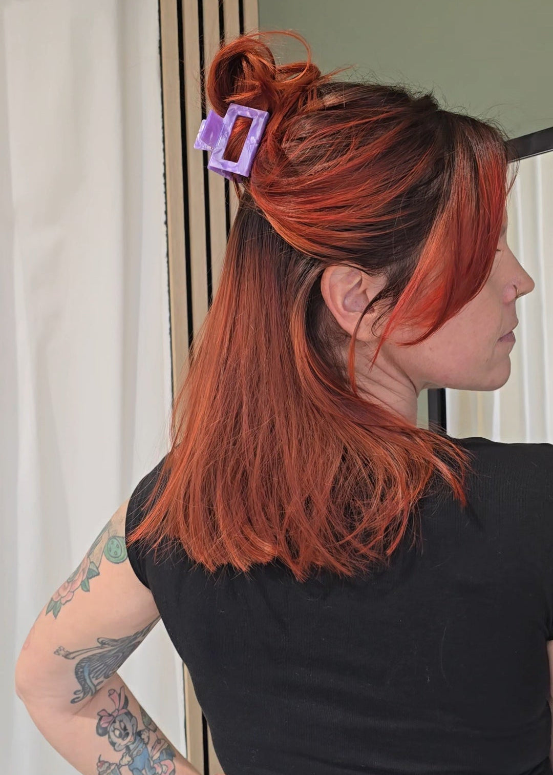 Kleine Haarspange „Lavender Hangover Small“ von Saltberry Lane – glänzendes Marmor-Flieder, zwischen Lavendelblüten fotografiert, für zarte Looks mit Attitude.