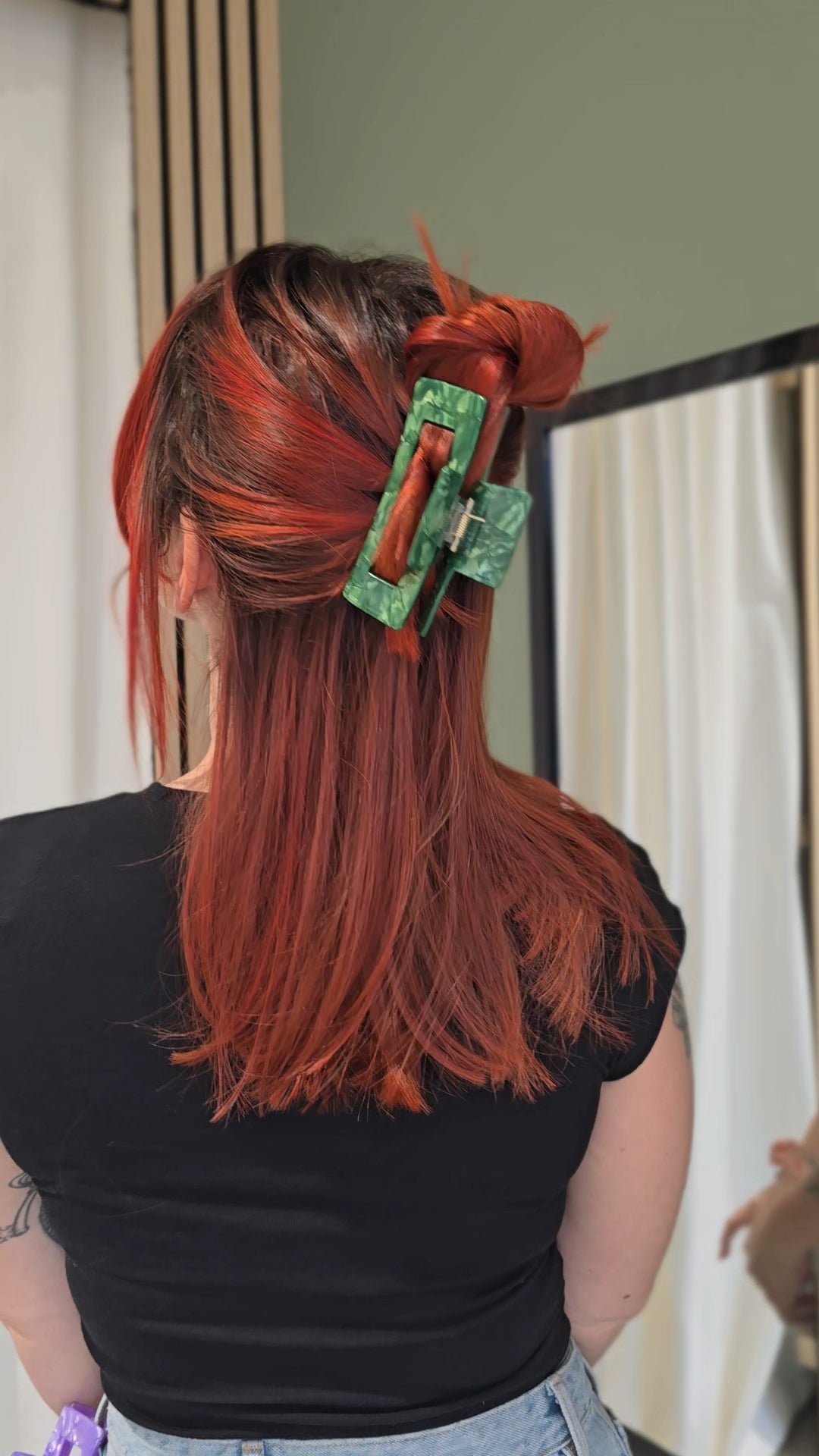 Mittlere Haarspange „Moss Boss Medium“ von Saltberry Lane in tiefem Moosgrün – perfekte Balance zwischen Nature-Vibes und subtiler Eleganz.