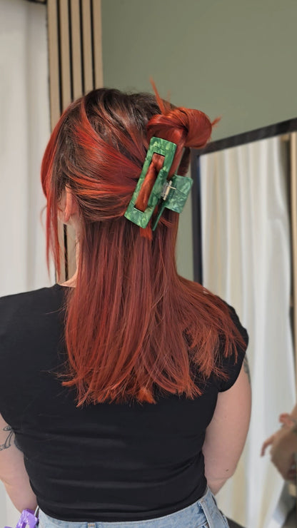 Mittlere Haarspange „Moss Boss Medium“ von Saltberry Lane in tiefem Moosgrün – perfekte Balance zwischen Nature-Vibes und subtiler Eleganz.