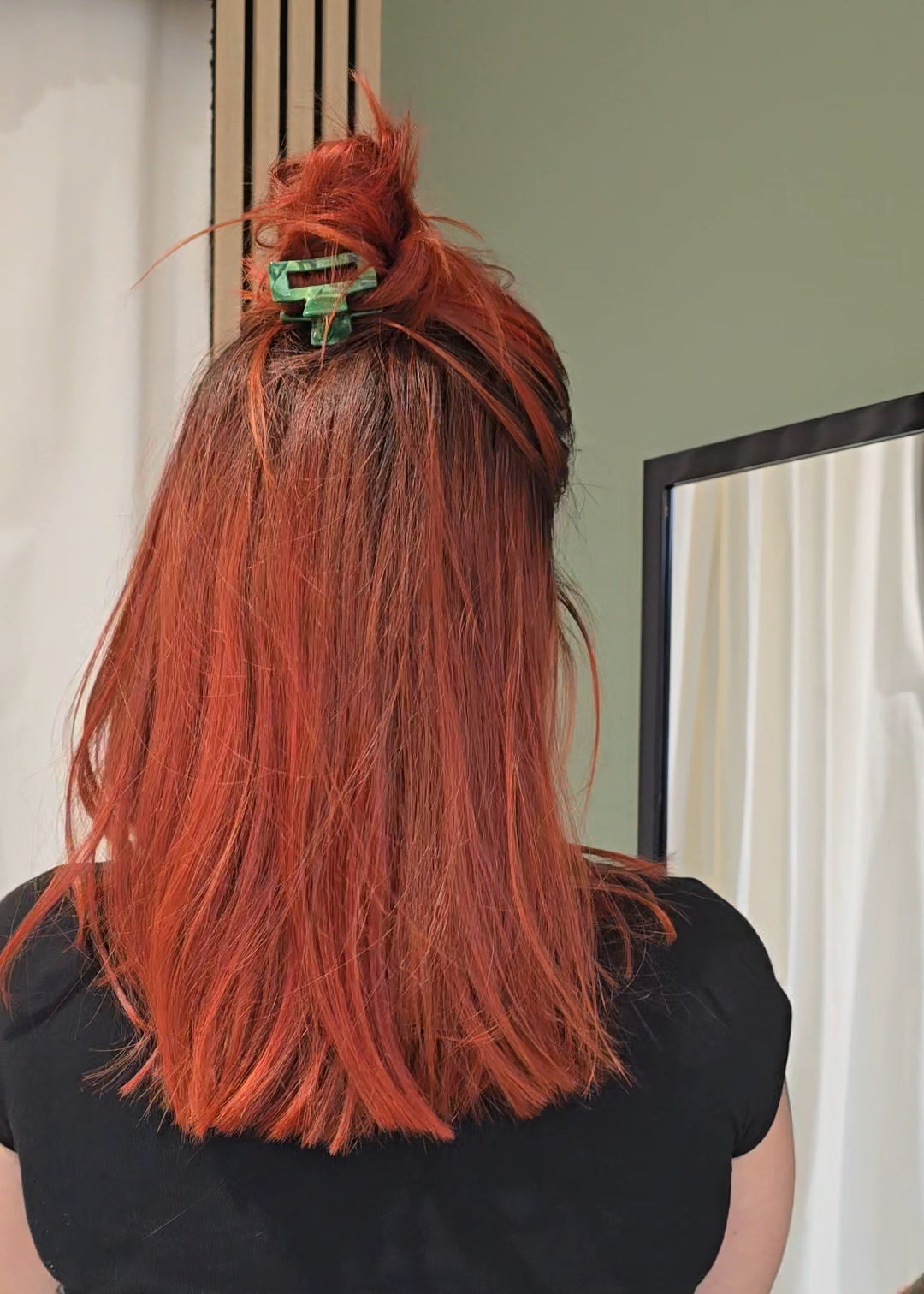 Kleine rüne Haarspange „Moss Boss Mini“ von Saltberry Lane – dezent, stylisch und perfekt für Mini-Buns oder Front-Strähnen mit Attitude.