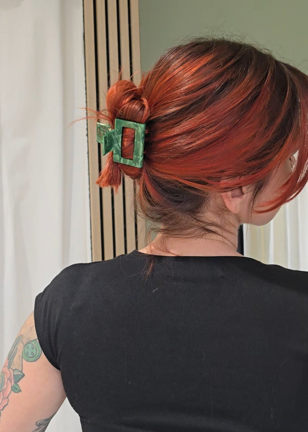 Person trägt die moosrüne Haarspange „Moss Boss Small“ von Saltberry Lane – natürlich, schlicht und mit typischem Saltberry-Flair.