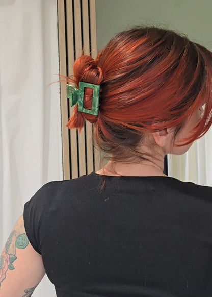 Person trägt die moosrüne Haarspange „Moss Boss Small“ von Saltberry Lane – natürlich, schlicht und mit typischem Saltberry-Flair.