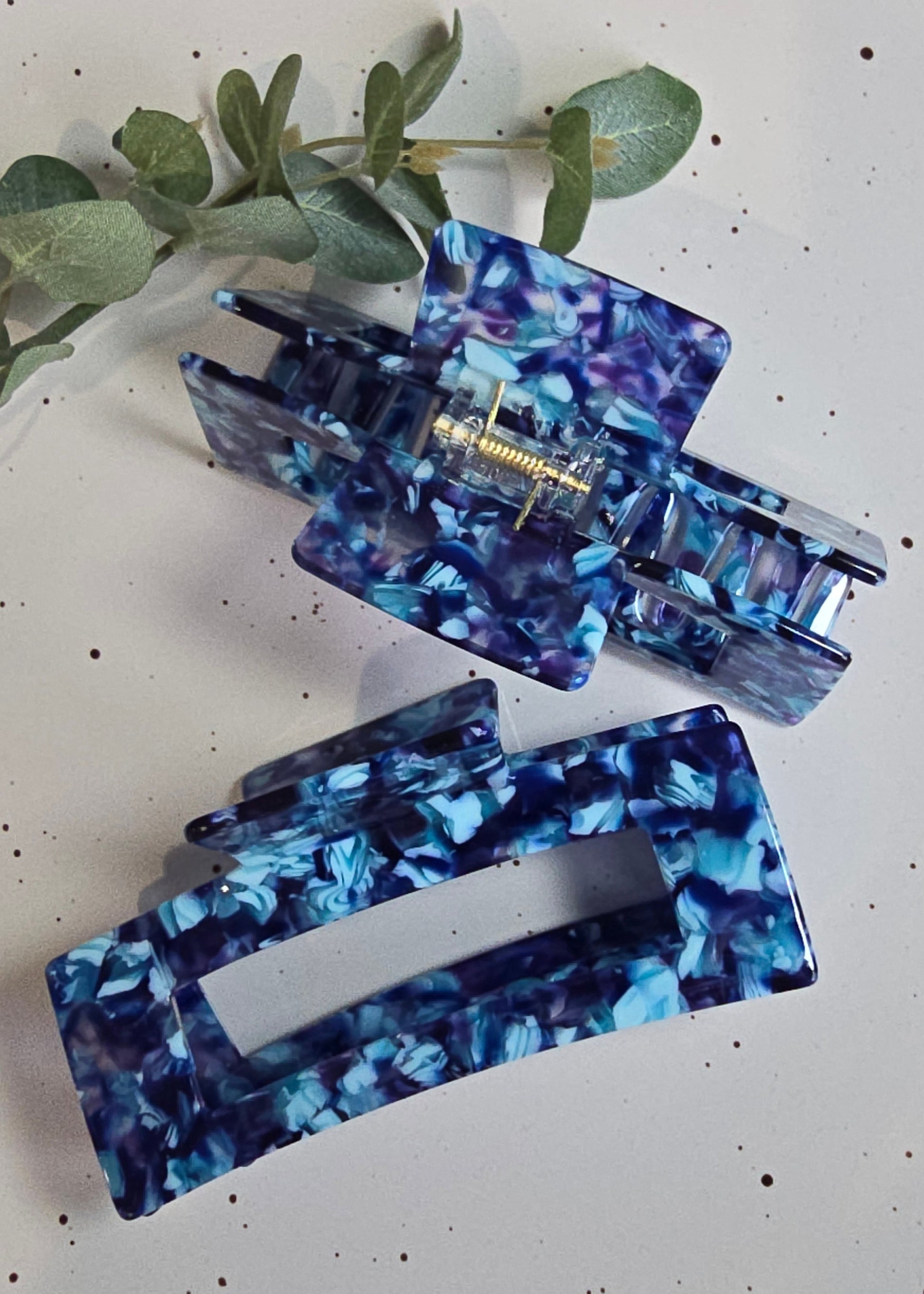 Haarklammer mit tiefblauer Marmor-Optik – Saltberry Lane Ocean Bloom aus hochwertigem Acetat für festen Halt und stylische Looks