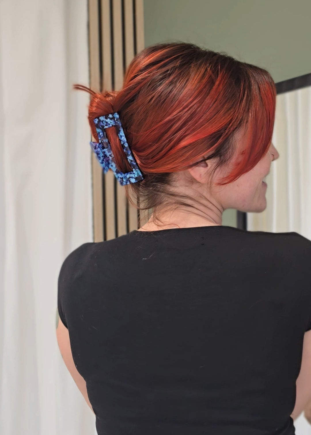 Mittlere Haarspange „Ocean Bloom Medium“ von Saltberry Lane – glänzendes Acetat mit blauer Marmorierung, erinnert an Wellen und Meeresblüten.
Modern, edel und designed in Luxembourg 🇱🇺.