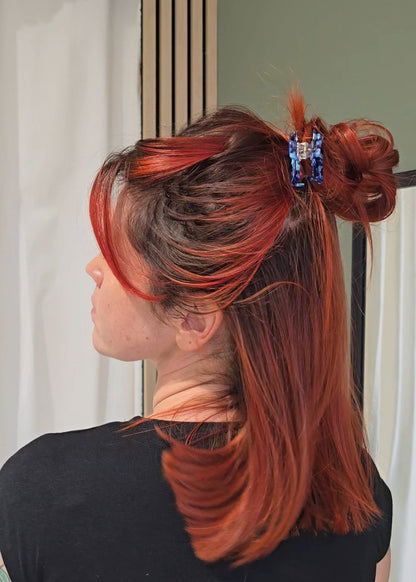 Kleine Haarspange „Ocean Bloom Mini“ von Saltberry Lane – zart marmoriertes Muster in verschiedenen Blautönen, inspiriert vom Meer.
Elegant, verspielt und designed in Luxembourg 🇱🇺.