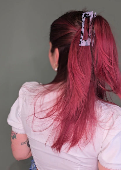 Acetat-Haarklammer im Panda-Design mit schwarz-weißem Muster – stylisches und robustes Haaraccessoire von Saltberry Lane für sicheren Halt und auffällige Looks